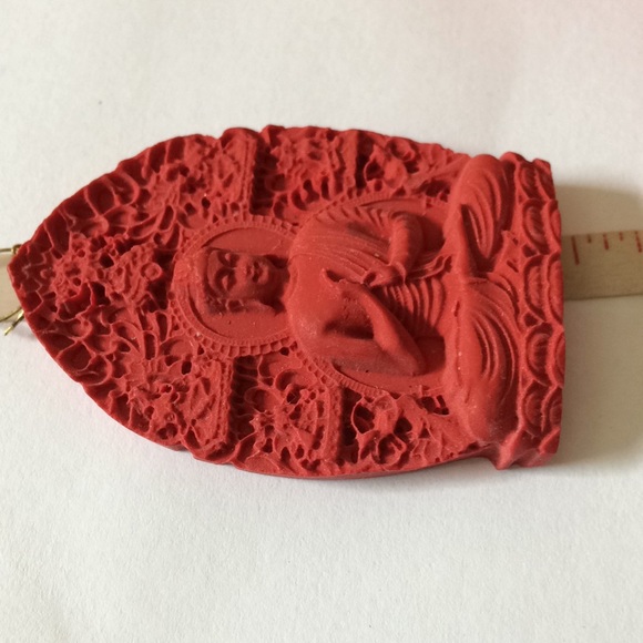 Vintage engraved Buddha cinnabar pendent - Picture 4 of 4